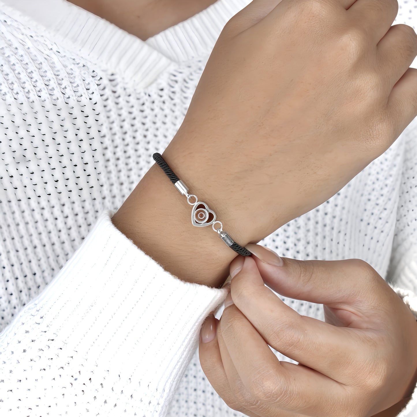pulsera especial con proyección de corazón y cuerda