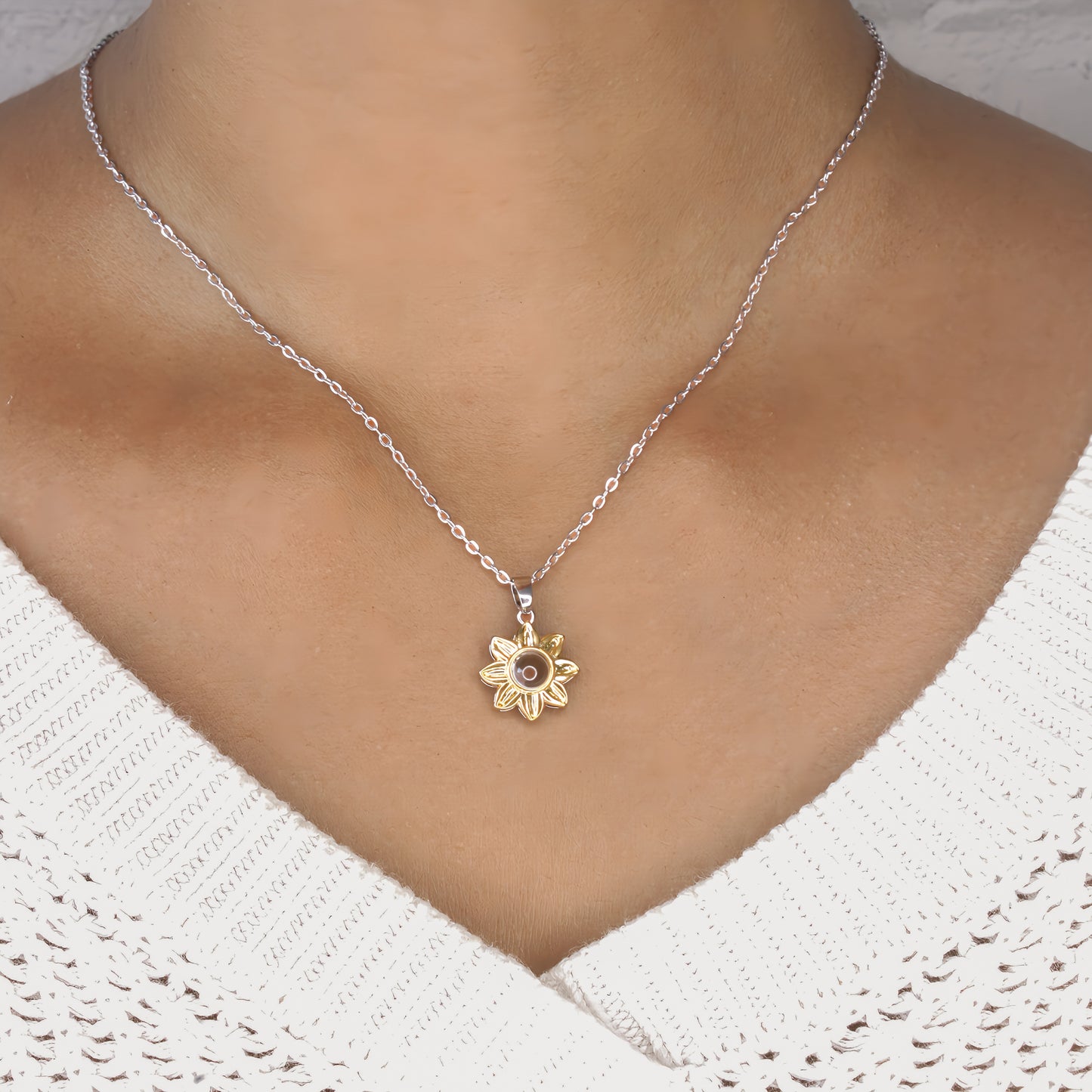 collar minimalista con proyección de girasol