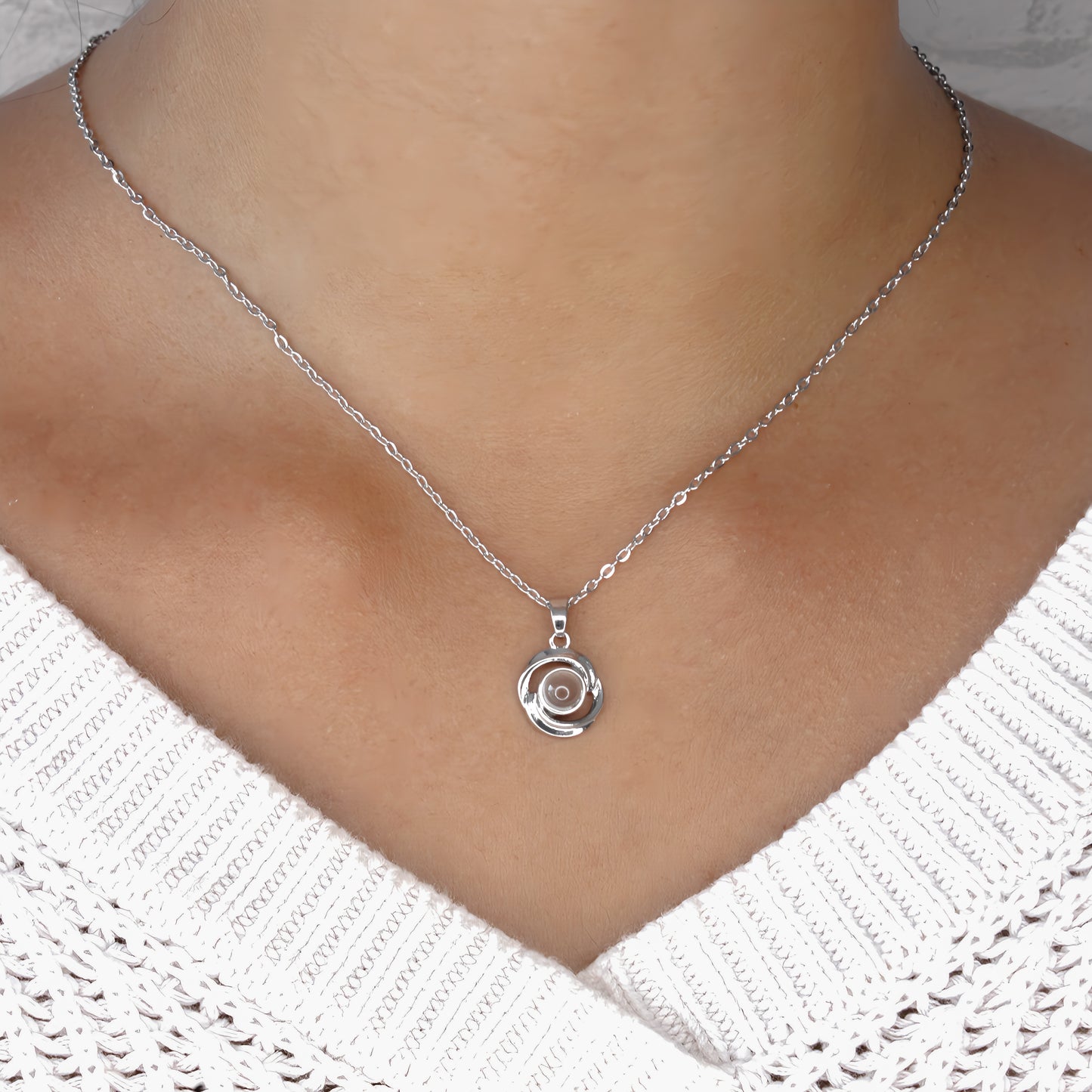 collar con proyección de colgante en forma de remolino