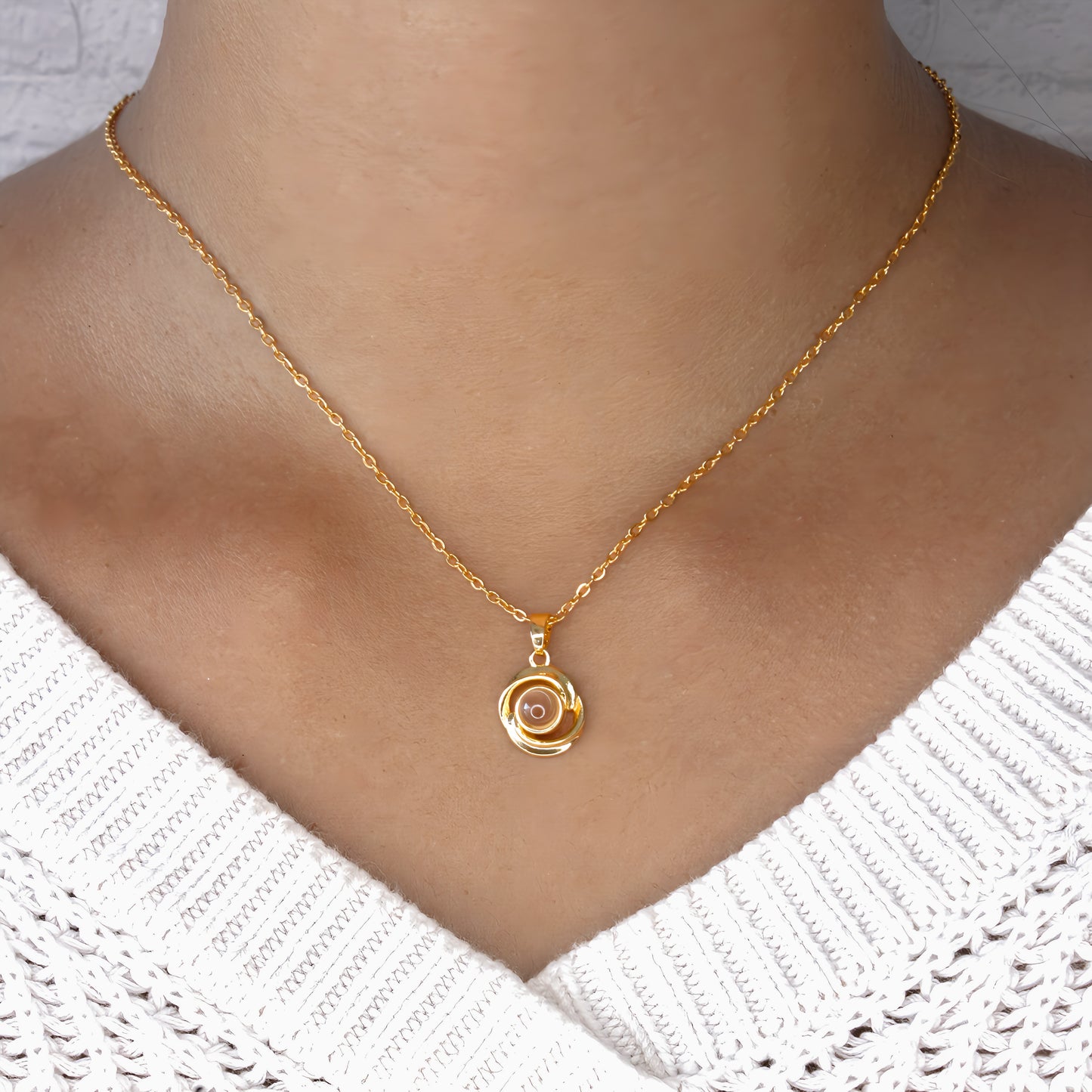 collar con proyección de colgante en forma de remolino