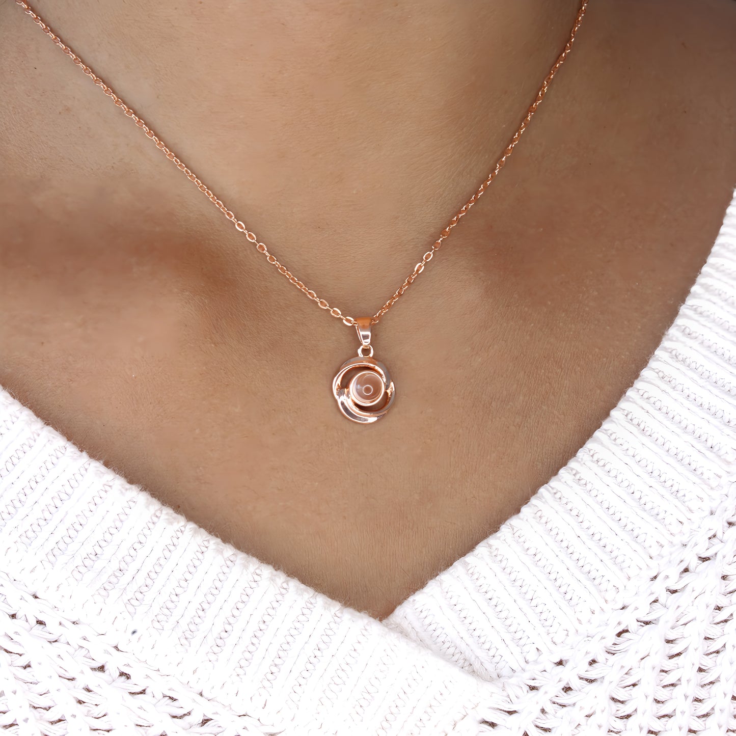 collar con proyección de colgante en forma de remolino