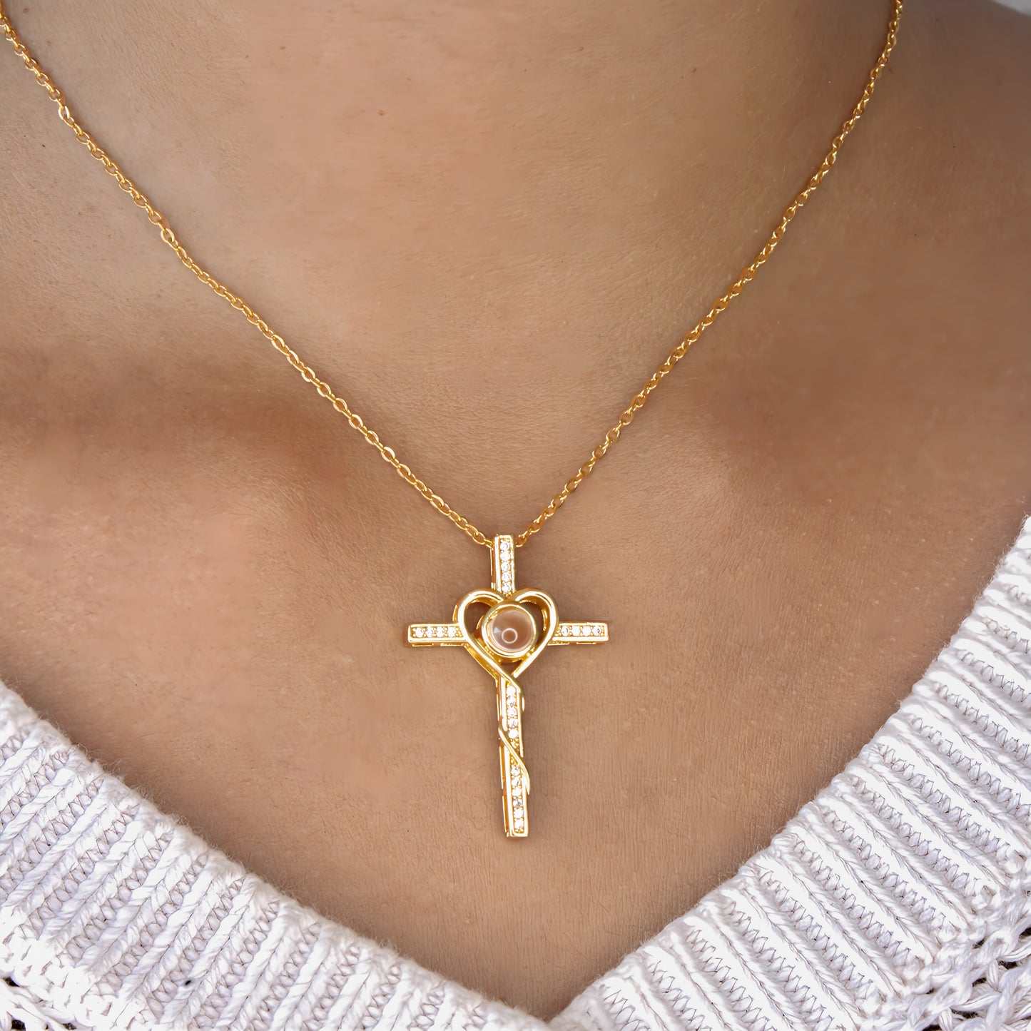 collar minimalista con proyección de cruz de diamantes