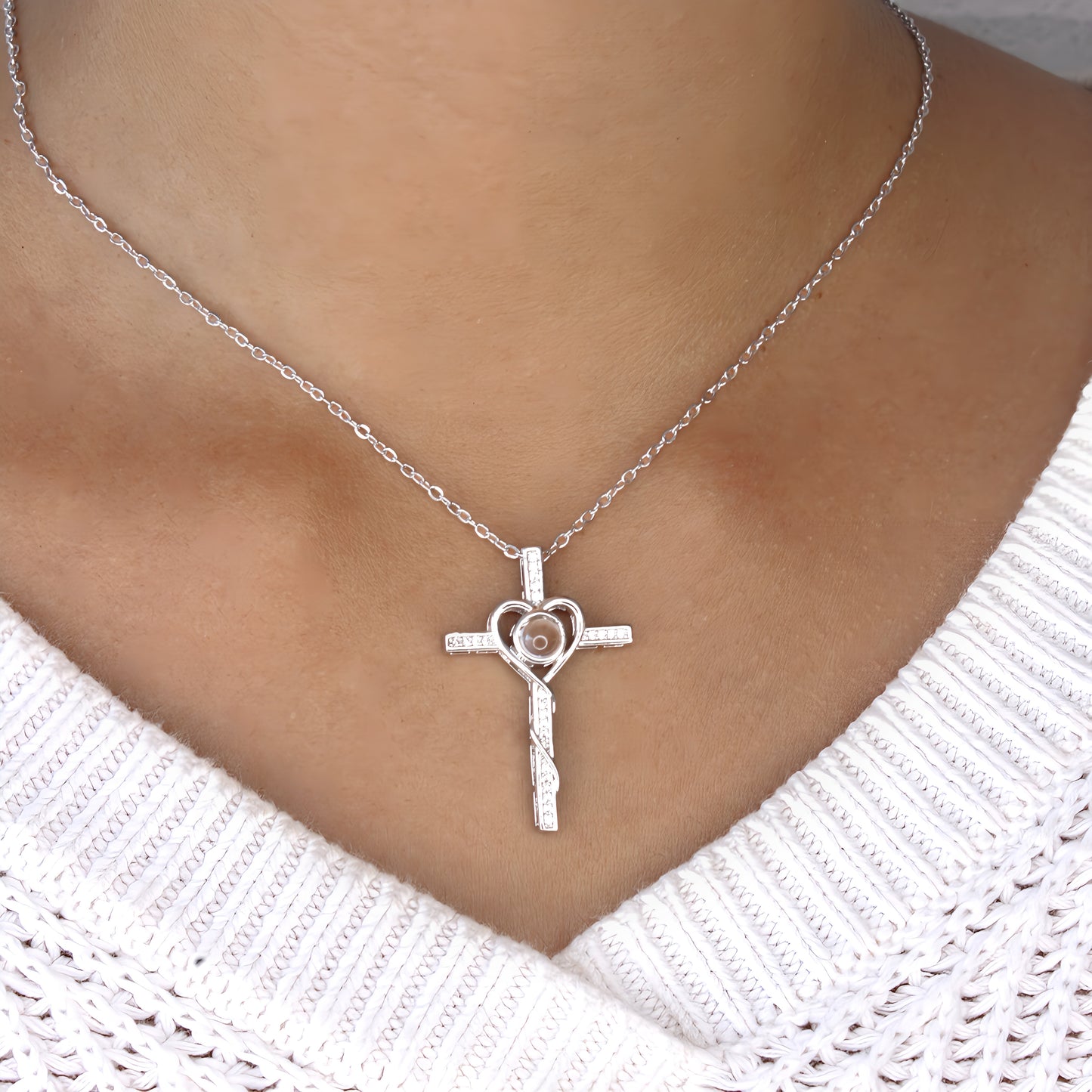 collar minimalista con proyección de cruz de diamantes
