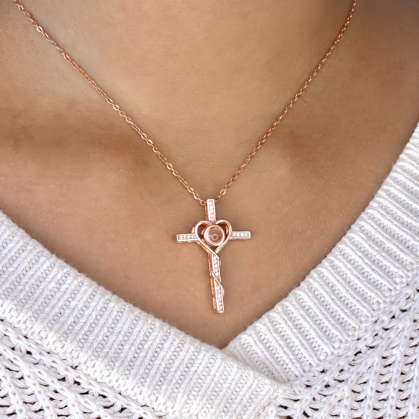 collar minimalista con proyección de cruz de diamantes