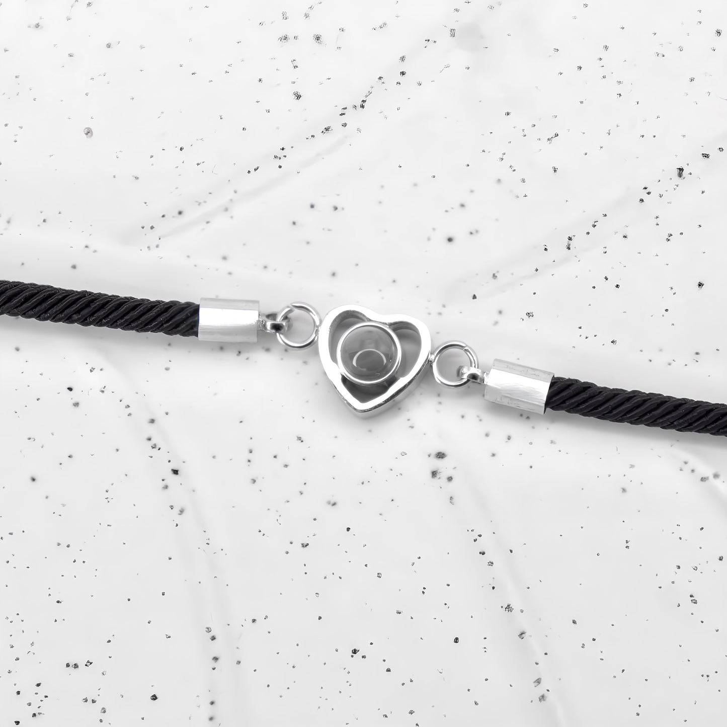 pulsera especial con proyección de corazón y cuerda
