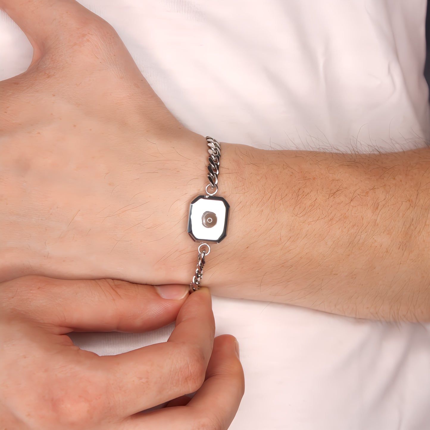 pulseira de projeção com pingente quadrado