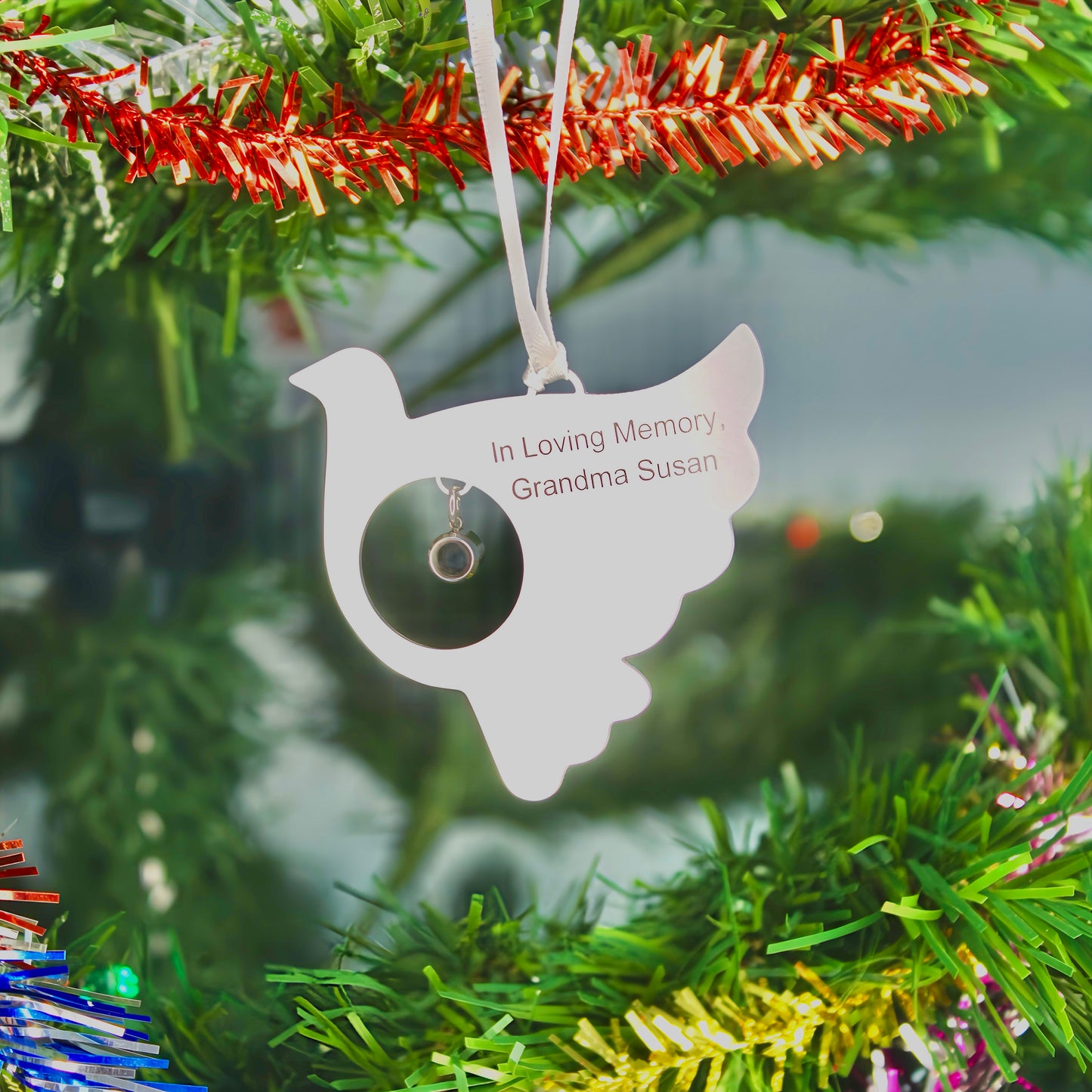 adorno navideño con proyección de paloma