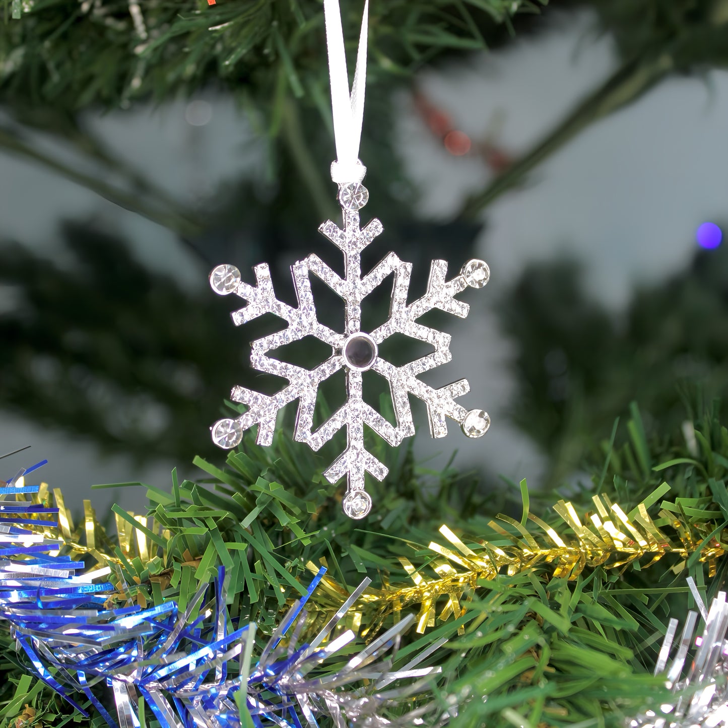 adorno navideño con proyección de copos de nieve