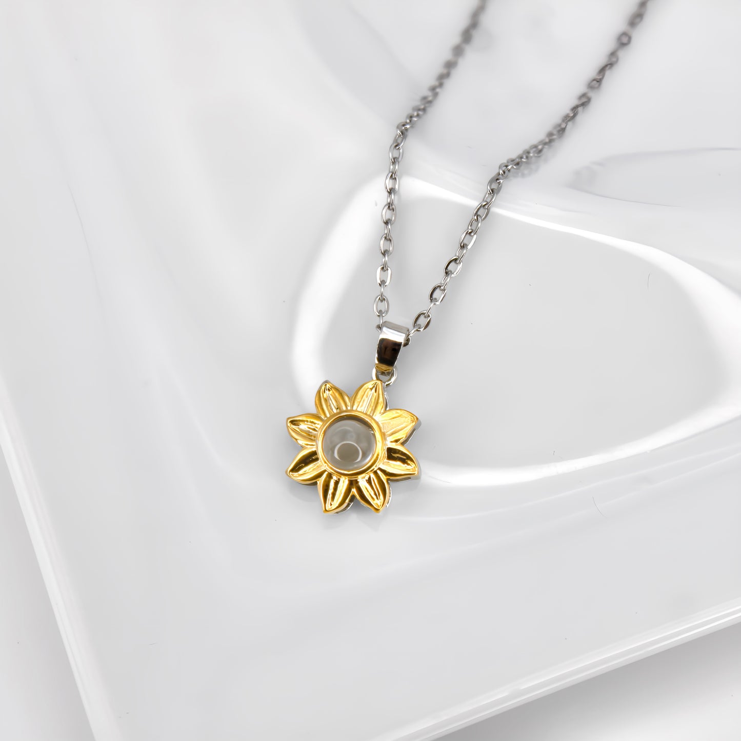 collar minimalista con proyección de girasol