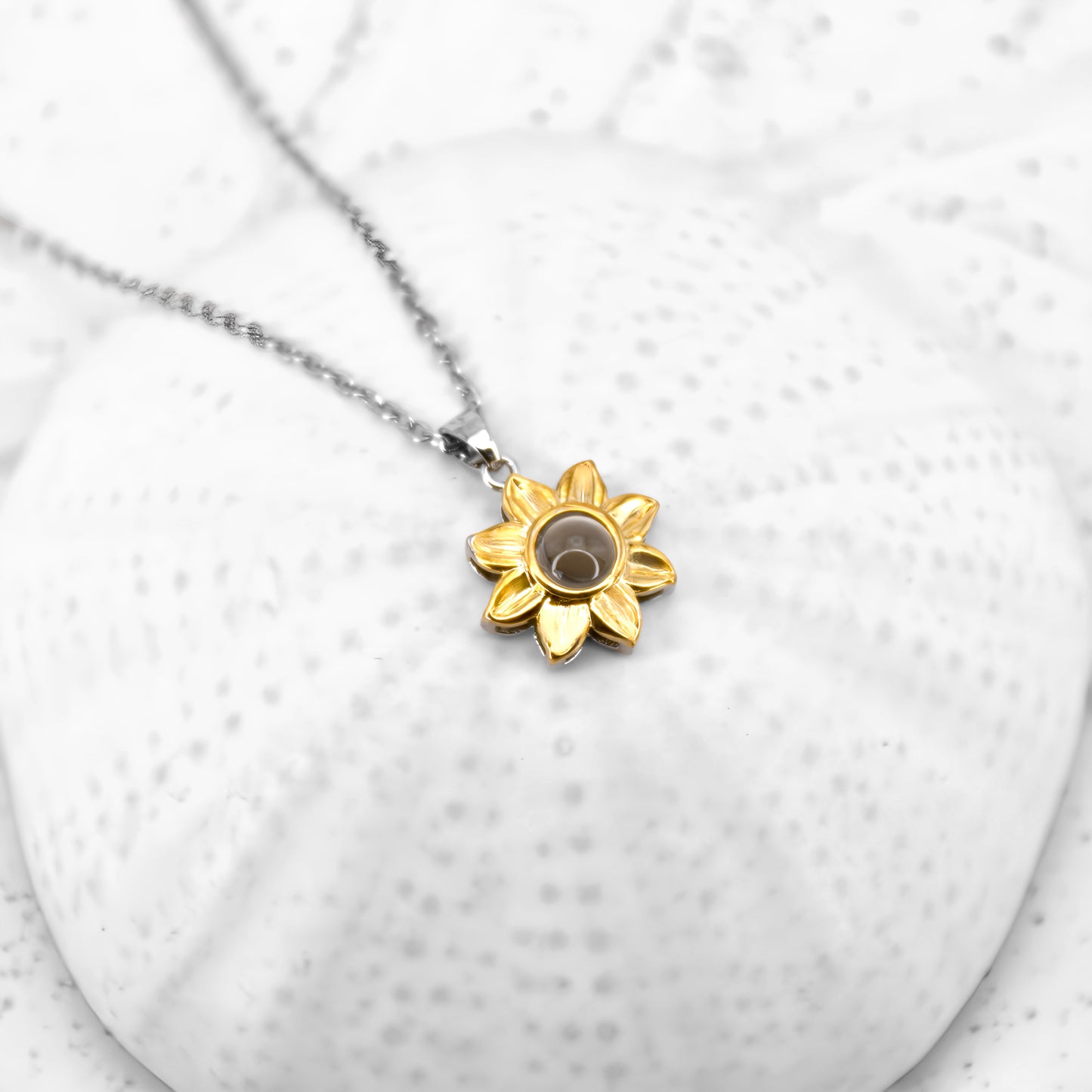 collar minimalista con proyección de girasol