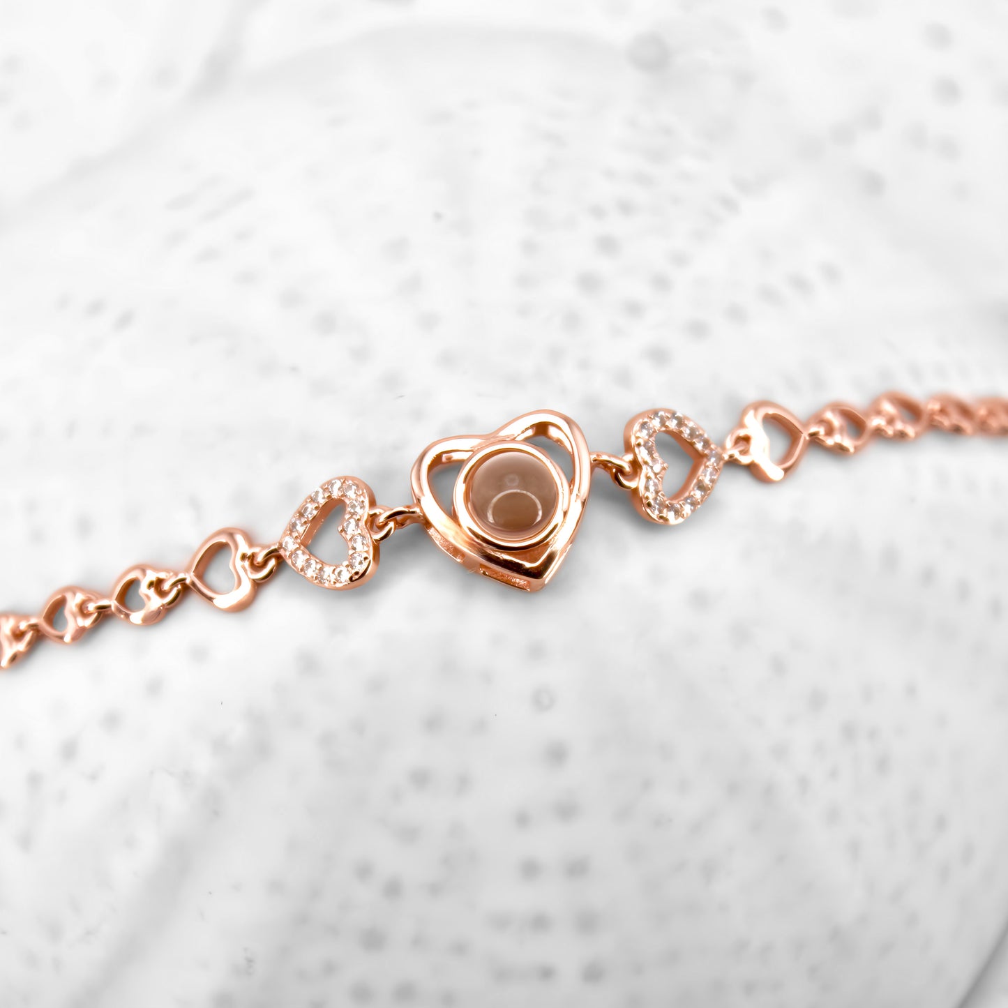 pulsera con proyección de colgante de corazón de diamantes