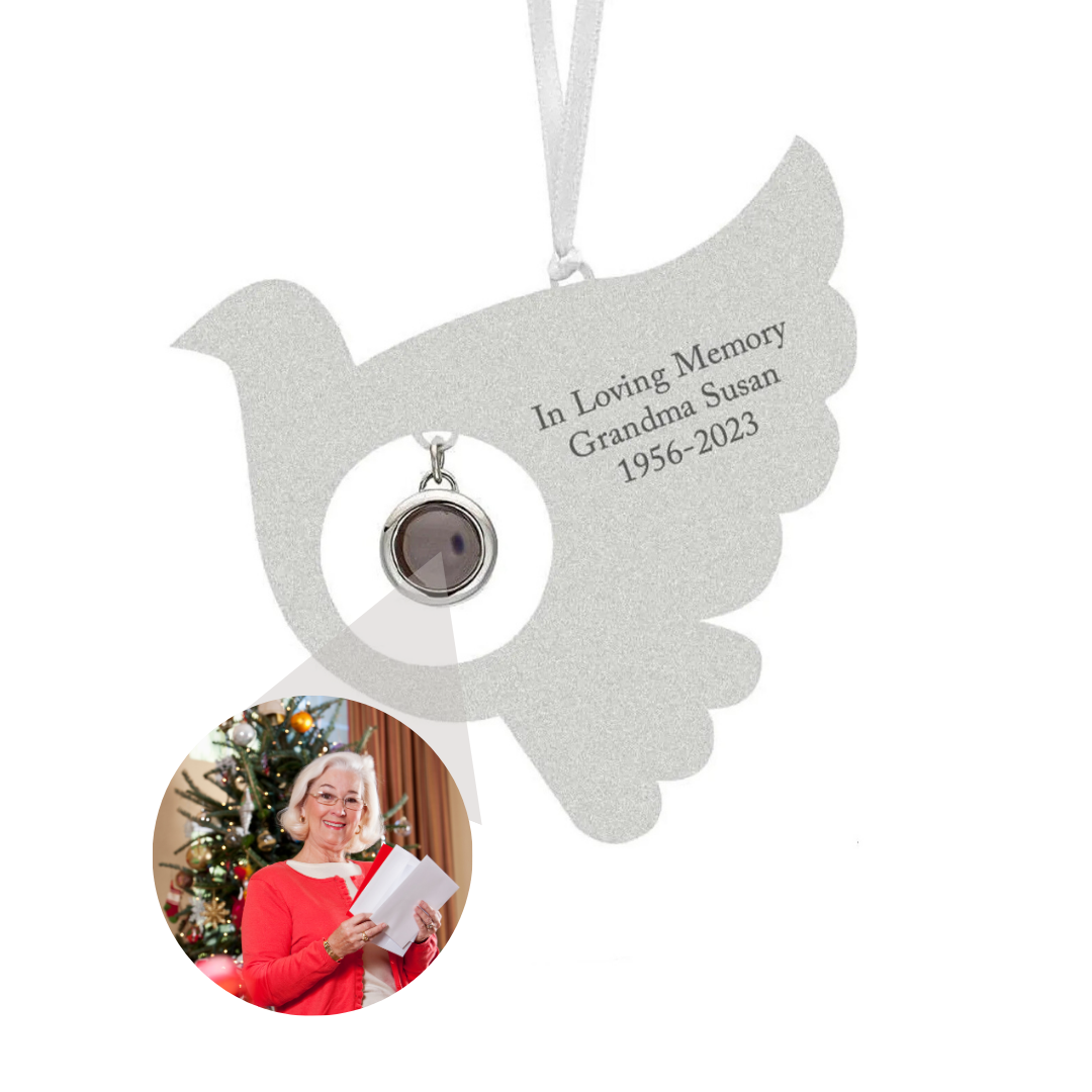 adorno navideño con proyección de paloma